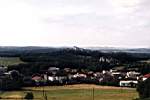 Zamek Ogrodzieniec. Widok na Birw i Suchy Palec.