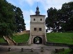Na teren campingu wchodzi się przez bramę wjazdową w tytułowej baszcie.