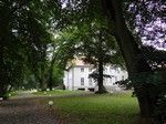 Nowa Wieś Zamek. Ciekawostka: <br>w tym miejscu niebieski szlak skręcał przez zamkniętą bramę do parku przypałacowego i dalej nad jezioro Zbąszyńskie.