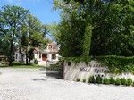 Chlastawa. Znajdujący się na początku wsi hotel.