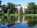 Dąbrówka Wielkopolska. Śniadanie zjedliśmy nad stawem przed pałacem.
