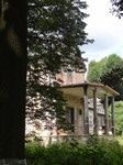 Łomnica, ruiny szachulcowego dworu Opitzów.