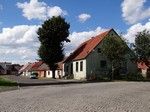 Trzciel. Ciekawie wyglądają wąskie brukowane uliczki i ściśnięte kamieniczki.