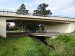 Trzciel... przeszliśmy przez ciekawostkę komunikacyjną: most nad rzeczką Czarna Woda znajdujący się pod wiaduktem drogi krajowej nr 2 / E30.
