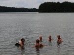 Jezioro Chłop. Woda była przyjemnie ciepła, po chwili dotarło tu kilkanaście osób z rajdu, które także skorzystały z kąpieli.