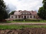 Pszczew. Na wejściu do miejscowości widać było dawny majątek z dworkiem, aktualnie przystosowywany pod "wypasioną" agroturystykę albo pensjonat.