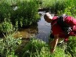 Jezioro Białe, strumyk pokonaliśmy nie zdejmując z nóg naszego "obuwia".