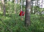 Zarośnięty szlak nad jeziorem Białym.