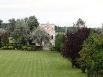 Rokitno, ogrody, w tle kaplica p.w. Matki Bożej Ostrobramskiej.