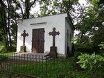 Gorzyca. W otoczeniu kościoła znajduje się ciekawa kaplica-grobowiec z wmurowanymi żeliwnymi krzyżami.