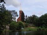 Goszczanowo, neogotycki kościół filialny p.w. Świętego Jana Vianneya, malowniczo położony nad stawem.