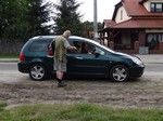 Lubiatów. Podczas przerwy przez miejscowość przemknęło kierownictwo trasy.