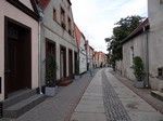 Międzychód, układ urbanistyczny z uliczkami, przy których kamieniczki są ustawione szczytowo.