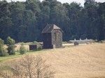 Wzgórza koło Góry, widok na wiatrak w Przemyślu.