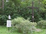 Piaski. Przy skręcie do lasu, w okolicach krzyża upamiętniającego hitlerowski obóz pracy, minęła nas straż leśna.