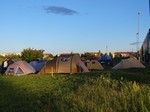 Wronki. Tym razem nocleg mieliśmy na dużej łące koło boiska „Orlika” i miejsca wodowania kajaków nad Wartą.