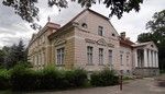 Lubasz. XVIII-wieczny, klasycystyczny pałac (obecnie własność prywatna).