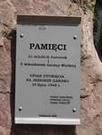 Tablica na pomniku upamitniajcym tragiczne wydarzenie zwizane z odzi.