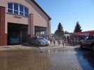W remizie zaczęła się impreza - dla dzieci kurtyna wodna.