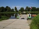 Zabuże. Do promu doszliśmy szybko i jako jedni z pierwszych, gdy tylko zebrała się nas większa gromadka, znaleźliśmy się po drugiej stronie.