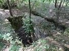 Natomiast fundamenty nieukończonego obiektu były łatwo dostępne w zagajniku przy drodze biegnącej skrajem lasu.