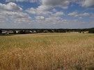 Widok z okolic fundamentów nieukończonego obiektu na Moszczonę Królewską.