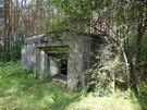 W lesie przed Słochami Annopolskimi, tuż przy drodze wyrósł pierwszy schron numer 6 (numeracja wg książki T. Wesołowski „Linia Mołotowa”).