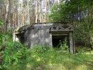 W lesie przed Słochami Annopolskimi, tuż przy drodze wyrósł pierwszy schron numer 6 (numeracja wg książki T. Wesołowski „Linia Mołotowa”).