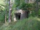 Przeszliśmy przez kulminację wzgórza 155,9 m i klucząc na jego południowym stoku zlokalizowaliśmy schron numer 4.