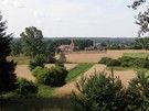 Z jego okolic rozpościerał się ładny widok na wieś, z cerkwią na pierwszym planie.