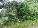 Po odpoczynku udało nam się znaleźć jeszcze jeden schron w dole drogi za sklepem doskonale zamaskowany bujną roślinnością.