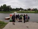 Drohiczyn. Po przepłynięciu na drugą stronę wybawcy wrócili, przyszli tylko po to, żeby pierwszy raz w życiu przepłynąć promem.