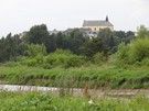 Szliśmy malowniczą drogą pośród łąk, za plecami przez długi czas widoczne były wieże drohiczyńskich kościołów.