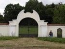 Wchodząc do Korczewa minęliśmy zrujnowane pozostałości majątku, jedynie końcowy fragment muru, baszta...
