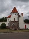 Wchodząc do Korczewa minęliśmy zrujnowane pozostałości majątku, jedynie końcowy fragment muru, baszta...