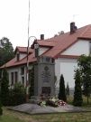 ... z pomnikiem, na którym znajdował się tajemniczy dla nas opis.