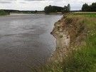 Ścieżka to oddalała się na łąki, to zbliżała się do urwistego brzegu rzeki.