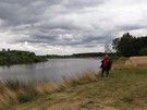 Ścieżka to oddalała się na łąki, to zbliżała się do urwistego brzegu rzeki.