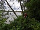 Miejscami musieliśmy się przeciskać między krawędzią klifu a drzewami zwalonymi przez wichury i bobry.