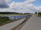 Na styku wsi Niewiadoma i Nieciecz minęliśmy nowowybudowany zbiornik retencyjny na rzece Cetynii, niestety z zakazem kąpieli.