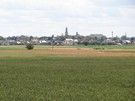 Na skraju lasu jednak udało nam się skręcić na szutrową drogę z widokiem na miasto.