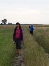 W końcu pomiędzy polami wyszliśmy na drogę, która poprowadziła nas dalej wzdłuż opłotków Ząbków.