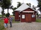 W Jarnicach spotkaliśmy Elżbietę i Mundka, razem podeszliśmy do wybudowanego w 1783 roku drewnianego kościółka obecnie kaplicy cmentarnej p.w. św. Jakuba.