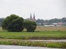Miejscami odsłaniał się ładny widok na zamek w Liwie.