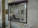 Węgrów. Ciekawostką jest wykonany na murze klasztornym przez drużynę dywersyjną AK w październiku 1943 r. napis Oktober i kotwica symbolizująca Polskę Walczącą.