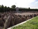 Wychodząc z Węgrowa przeszliśmy przez lapidarium wybudowane na miejscu byłego cmentarza żydowskiego z resztek ocalałych około 400 macew.