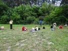 Na łące po drugiej stronie spora grupa OWRP-owiczów suszyła stopy, co chwilę dochodził ktoś nowy i musiał robić tu przymusowy postój.