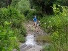 Doszliśmy do rzeczki Struga, do jej przejścia należało zdjąć obuwie.