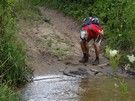Doszliśmy do rzeczki Struga, do jej przejścia należało zdjąć obuwie.