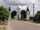 Wyszków. Jeden z rajdowiczów odszukał księdza i udało nam się zwiedzić tą wybudowaną przez Ossolińskich barokową świątynię pw. Podwyższenia Krzyża Świętego z 1788 roku.